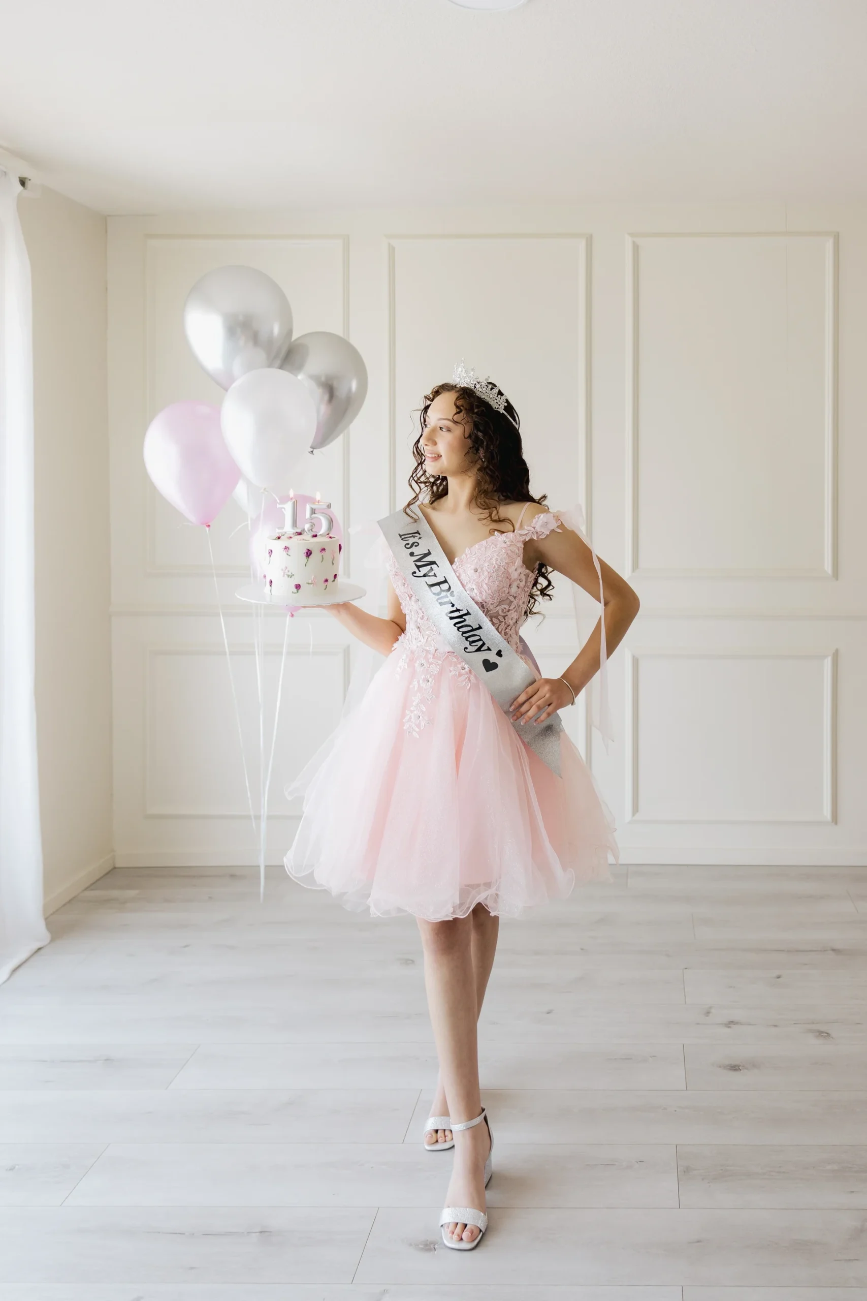 quinceanera-nina-banda-globos